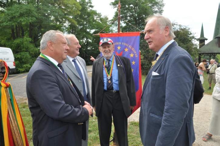 ConsulAlfredRTomborTinteraImGespraechMitMitgliedernDerEuropaeischenWeinritterschaftFotoWilhelmBoehm
