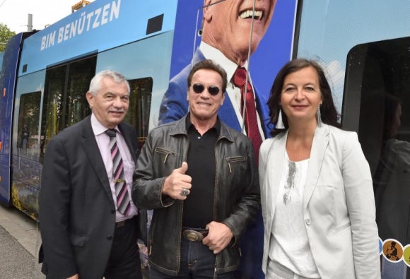 ArnoldSchwarzeneggerMitGeschaeftsfuehrerGuenterSteinbauerUndStadtraetinUlliSimaFotoWienerLinienJohannesZinner