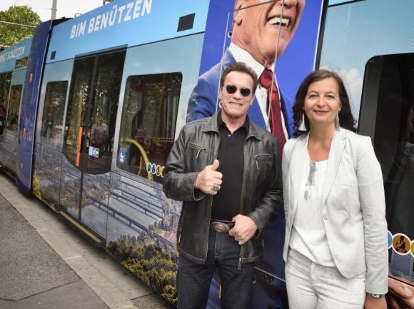 ArnoldSchwarzeneggerVorWienerStrassenbahnFotoWienerLinienJohannesZinner