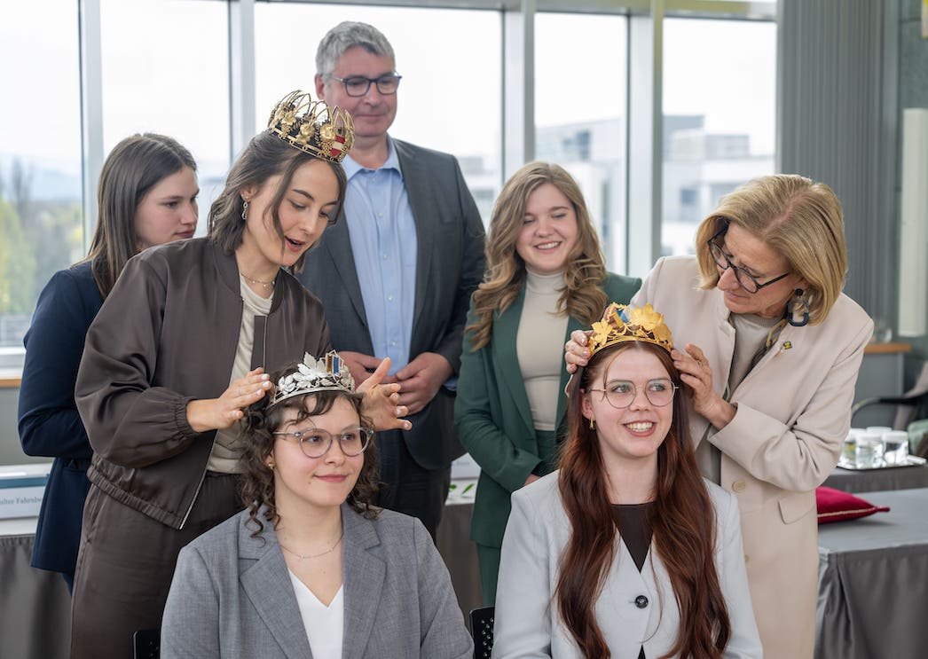 KroenungWeinkoenigingUndVizekoeniginFotocNLKKhittl