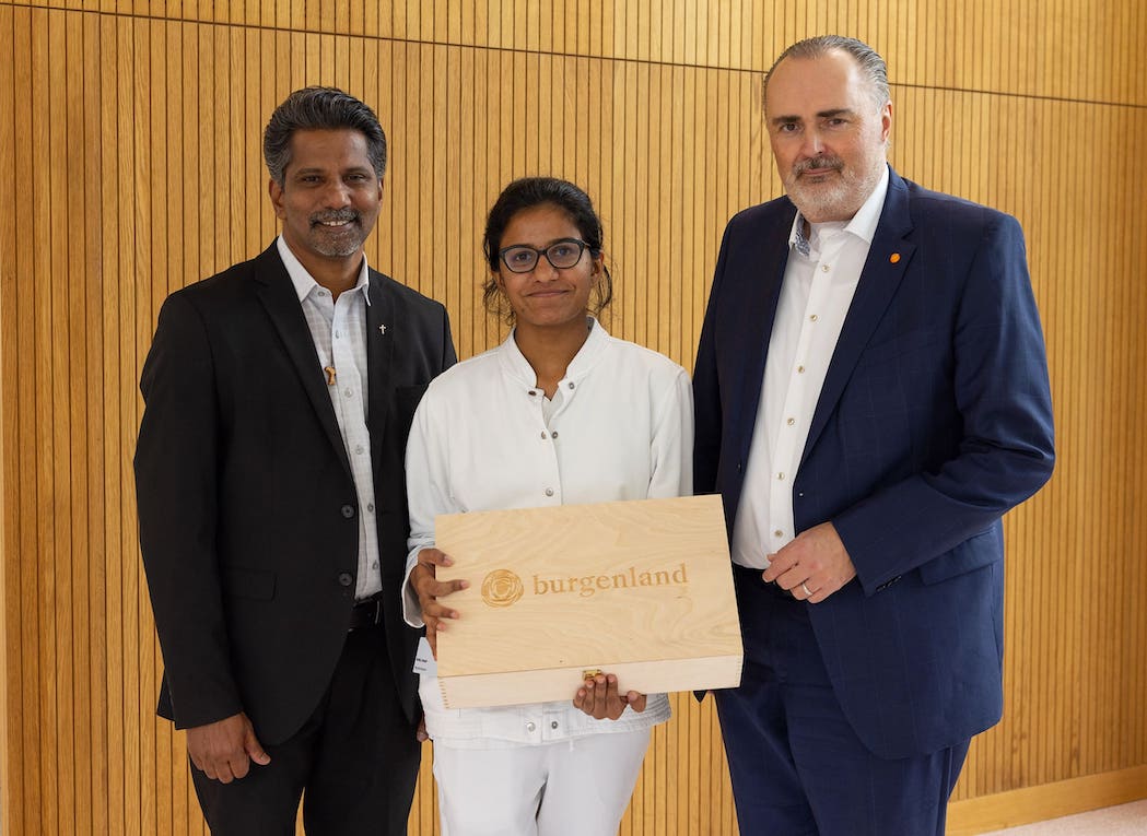 LH Hans Peter Doskozil und Melby Joseph mit Pfarrer Sebastian Edakarottu, Mitarbeiter des Bischofs unser direkter Kontakt in die indische Partnerdiözese Kanjirappaly. Foto: (c) Landesmedienservice Burgenland KHOberwartErsteIndischePflegekraftFotoLandesmedienserviceBurgenland