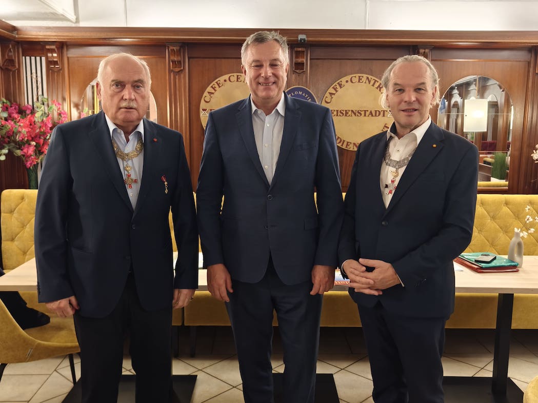 Generalconsul R. Tombor Tintera, Petr Blizkovsky und Senator Ausserladscheiter. Foto (c) Ordo Equestris Vini Europae WeinritterordenPlenumFotocWeinritterorden